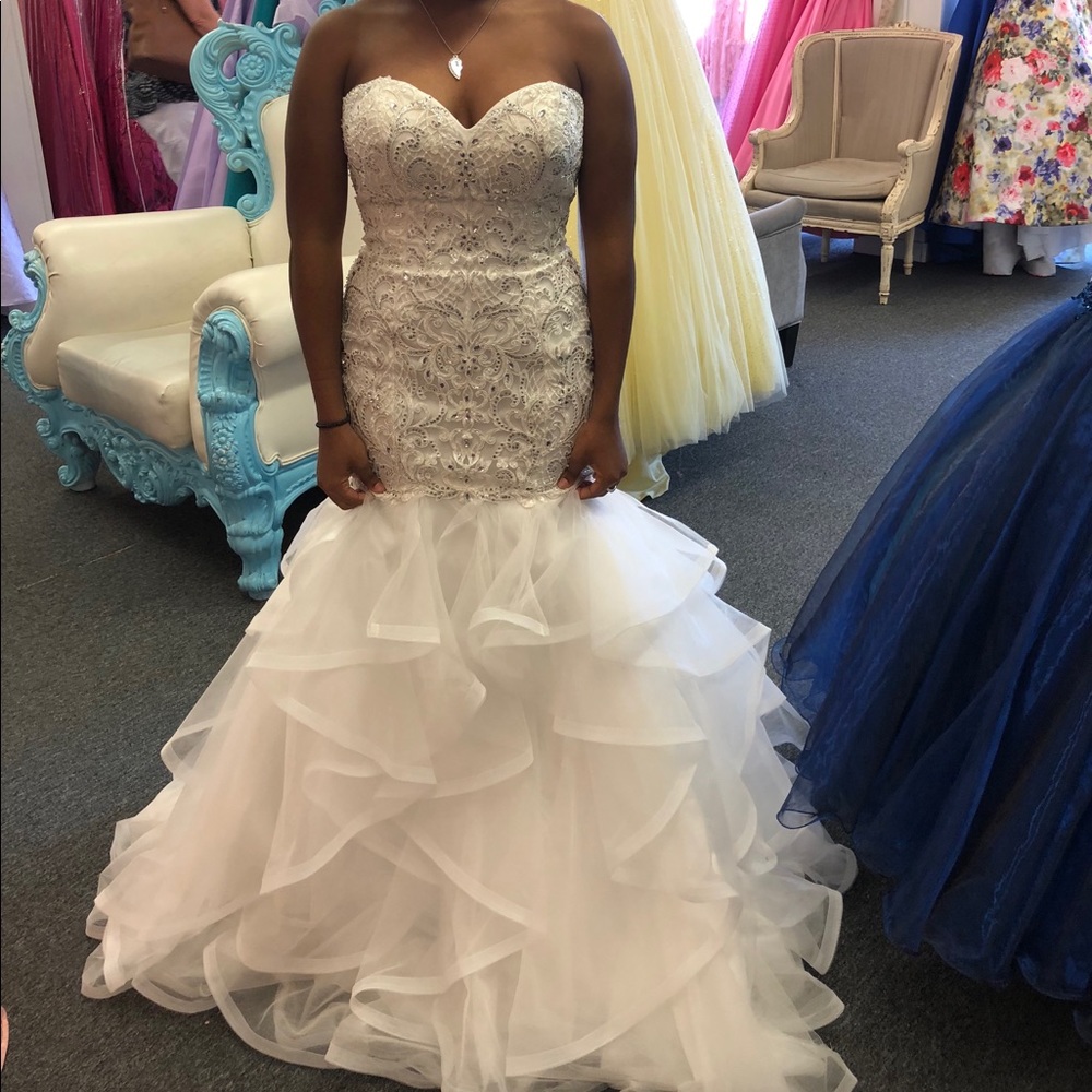 Brand new beautiful prom dress size fo4
